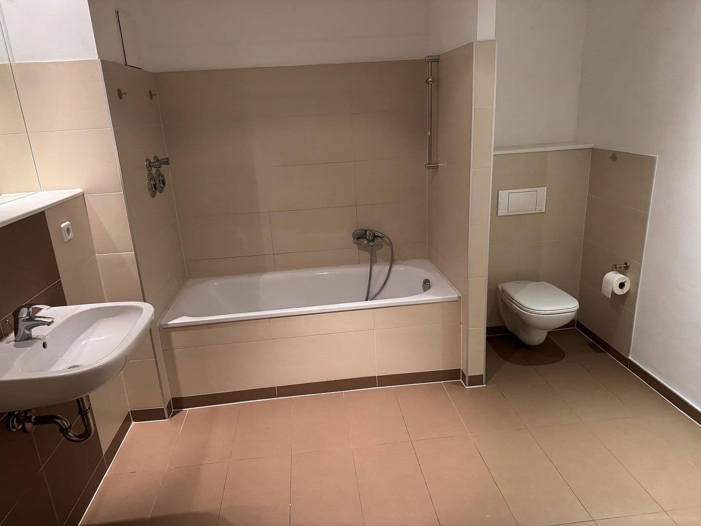 Prodej bytu 3+1 100 m², Kolberger Straße 11, Berlin, Berlín Prodej bytu 3+1 100 m², Kolberger Straße 11, Berlin, Berlín