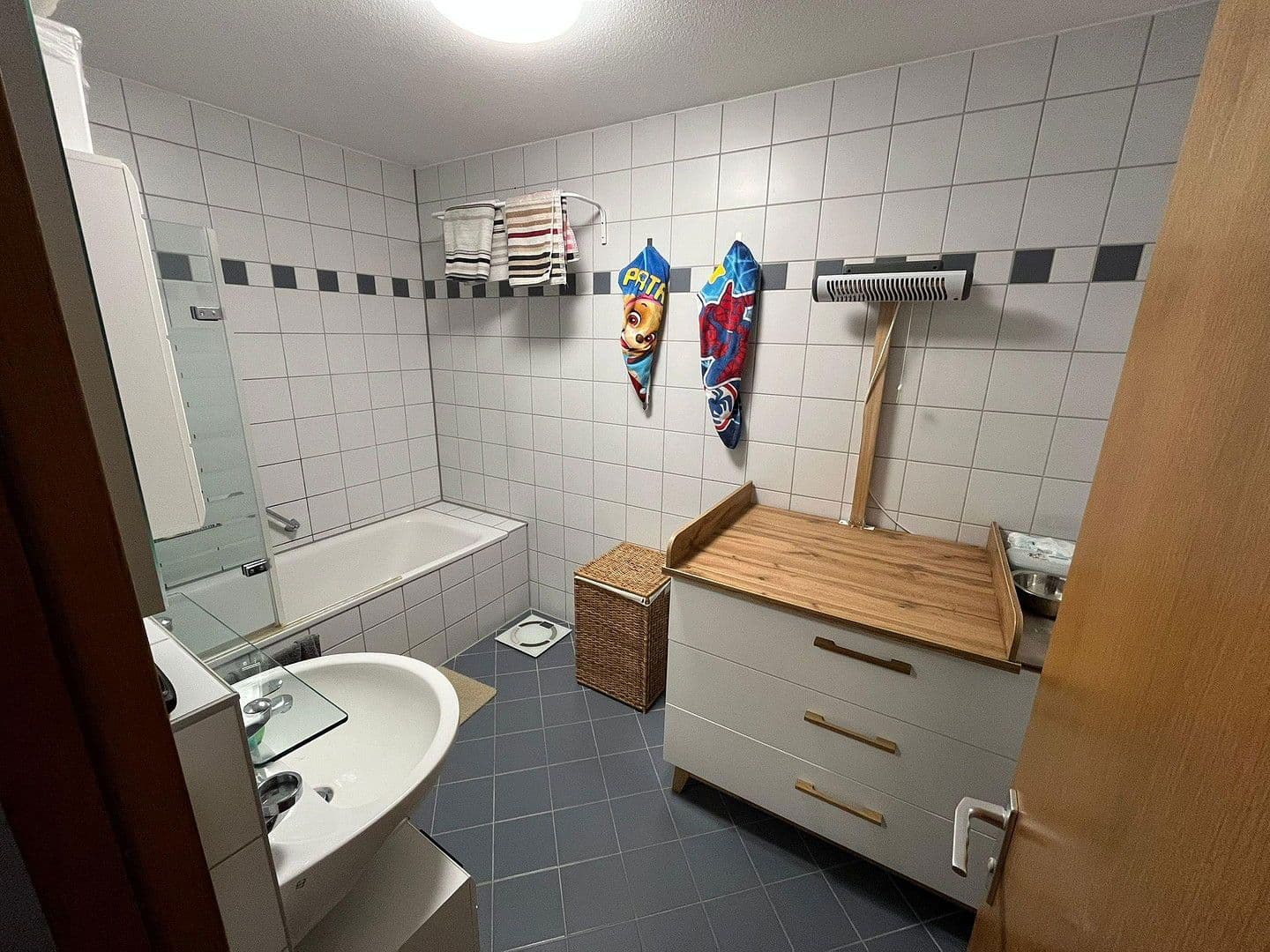 Pronájem bytu 3+1 82 m², Walter-Gropius-Str. 3, Reutlingen, Bádensko-Württembersko Pronájem bytu 3+1 82 m², Walter-Gropius-Str. 3, Reutlingen, Bádensko-Württembersko