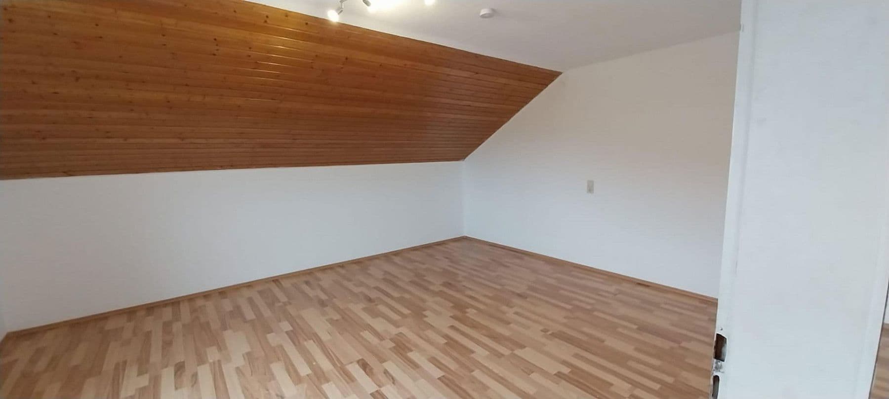 Pronájem bytu 4+1 110 m², Zimmern ob Rottweil, Bádensko-Württembersko Pronájem bytu 4+1 110 m², Zimmern ob Rottweil, Bádensko-Württembersko