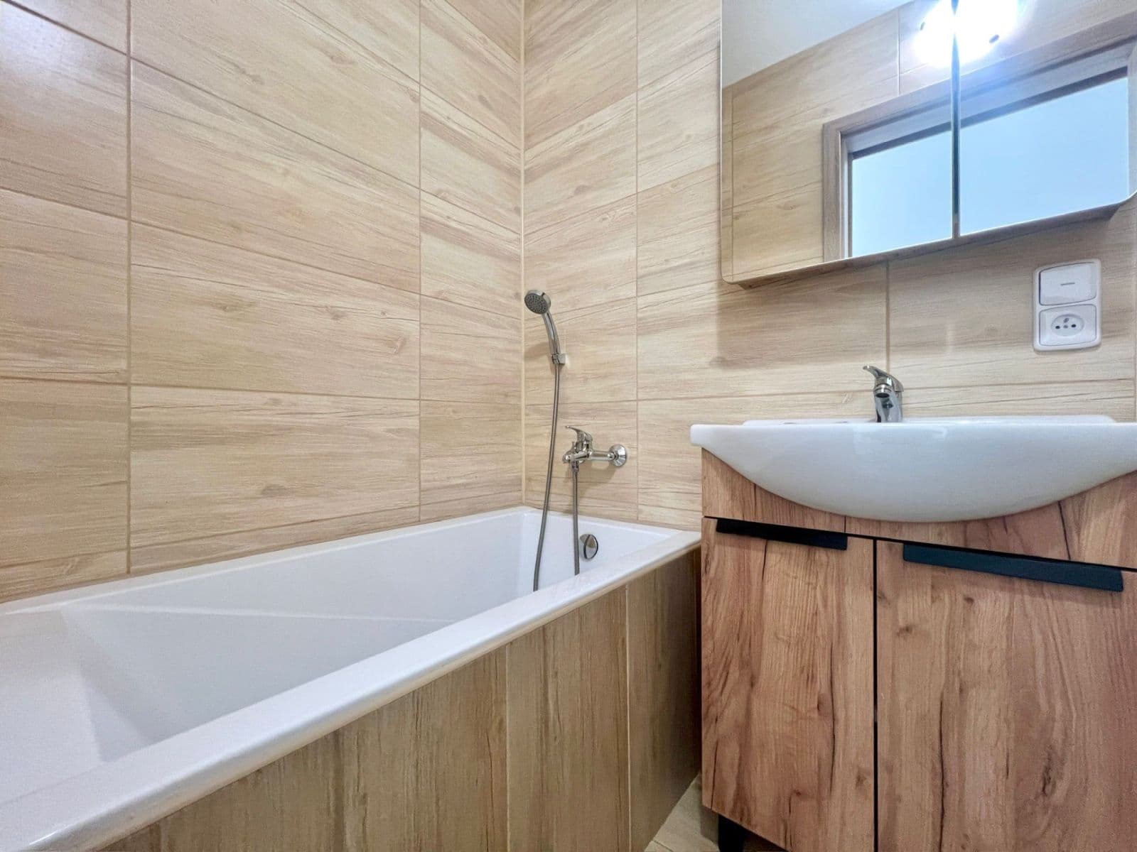 Pronájem bytu 1+1 35 m², Pod Břízami, Chomutov, Ústecký kraj Pronájem bytu 1+1 35 m², Pod Břízami, Chomutov, Ústecký kraj