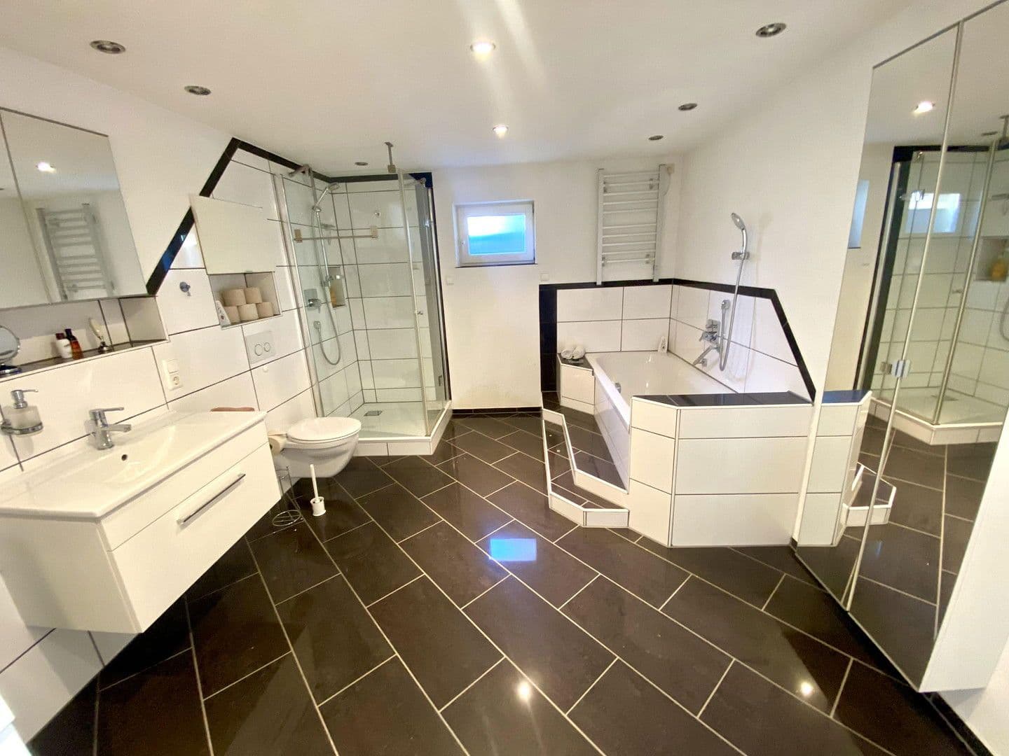 Prodej domu 205 m², pozemek 560 m², Haselweg 3, Jestetten, Bádensko-Württembersko Prodej domu 205 m², pozemek 560 m², Haselweg 3, Jestetten, Bádensko-Württembersko