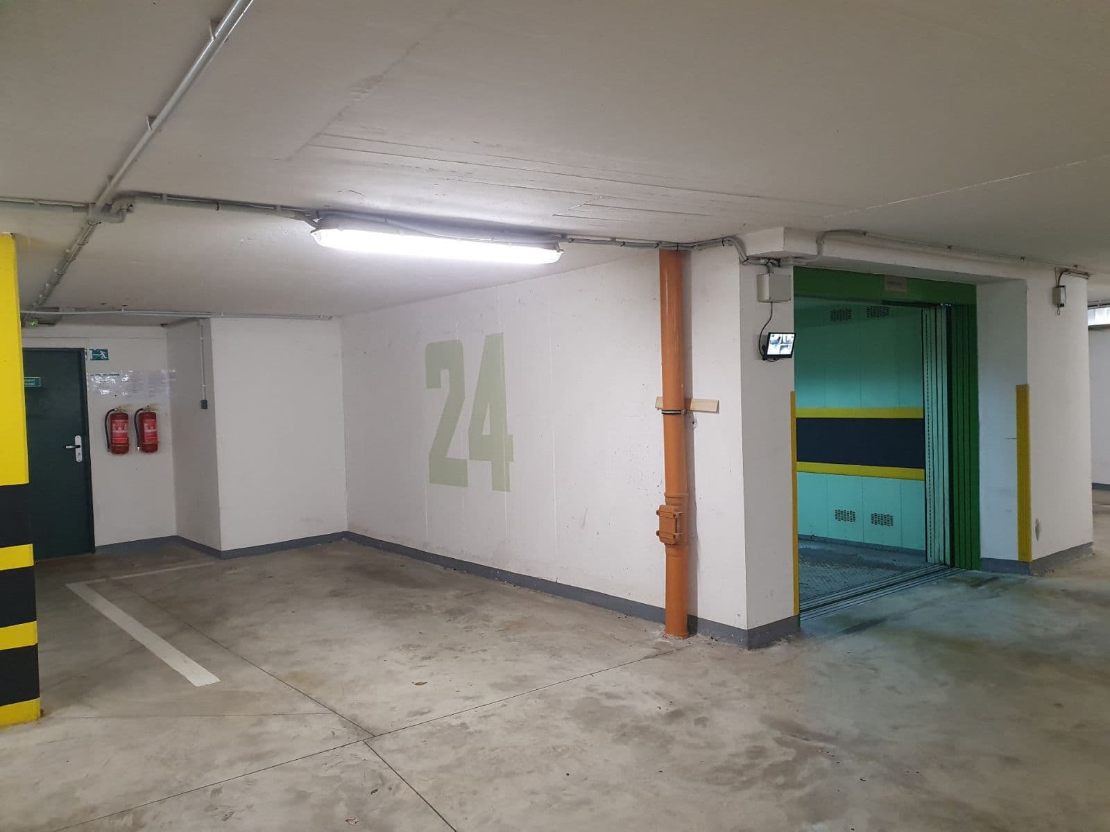 Pronájem garáže 15 m², Varšavská, Praha, Praha Pronájem garáže 15 m², Varšavská, Praha, Praha