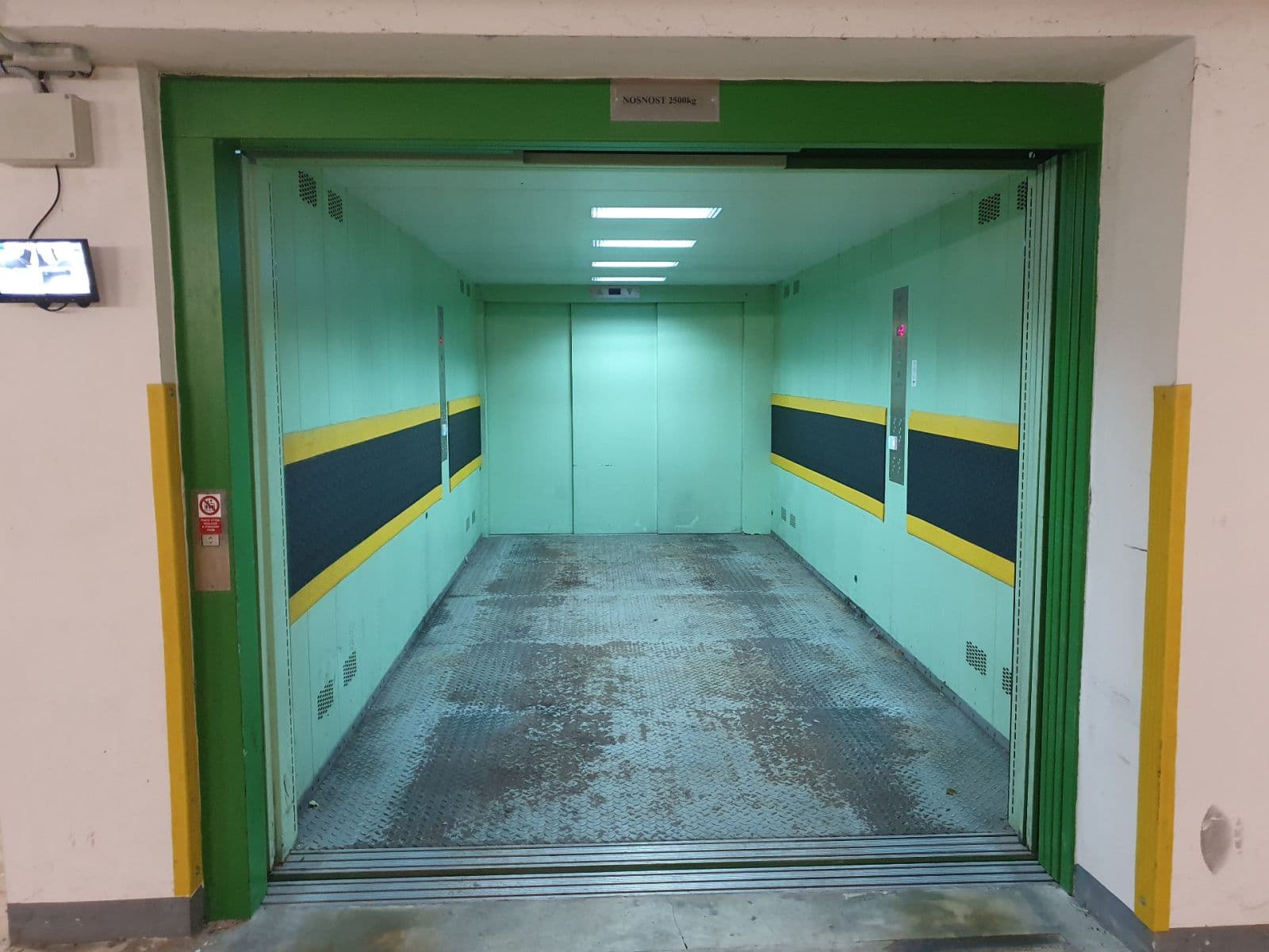 Pronájem garáže 15 m², Varšavská, Praha, Praha Pronájem garáže 15 m², Varšavská, Praha, Praha