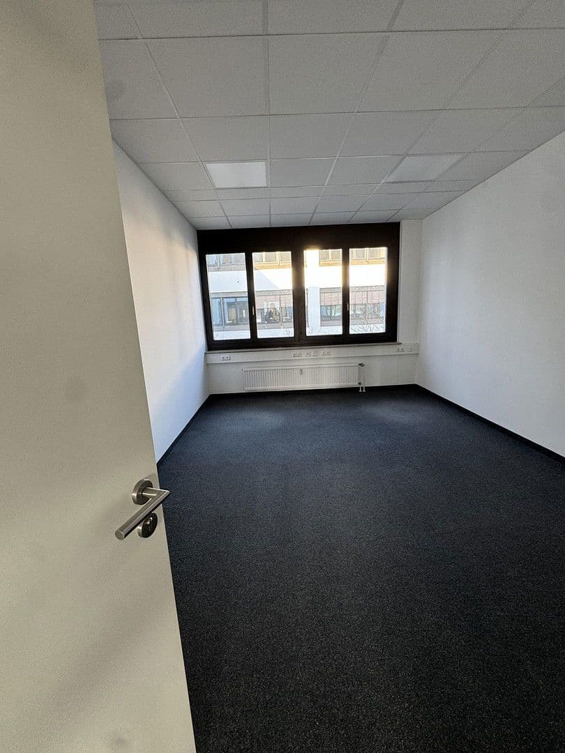 Pronájem kanceláře 370 m², Bahnhofstr. 18, Unterföhring, Bavorsko Pronájem kanceláře 370 m², Bahnhofstr. 18, Unterföhring, Bavorsko