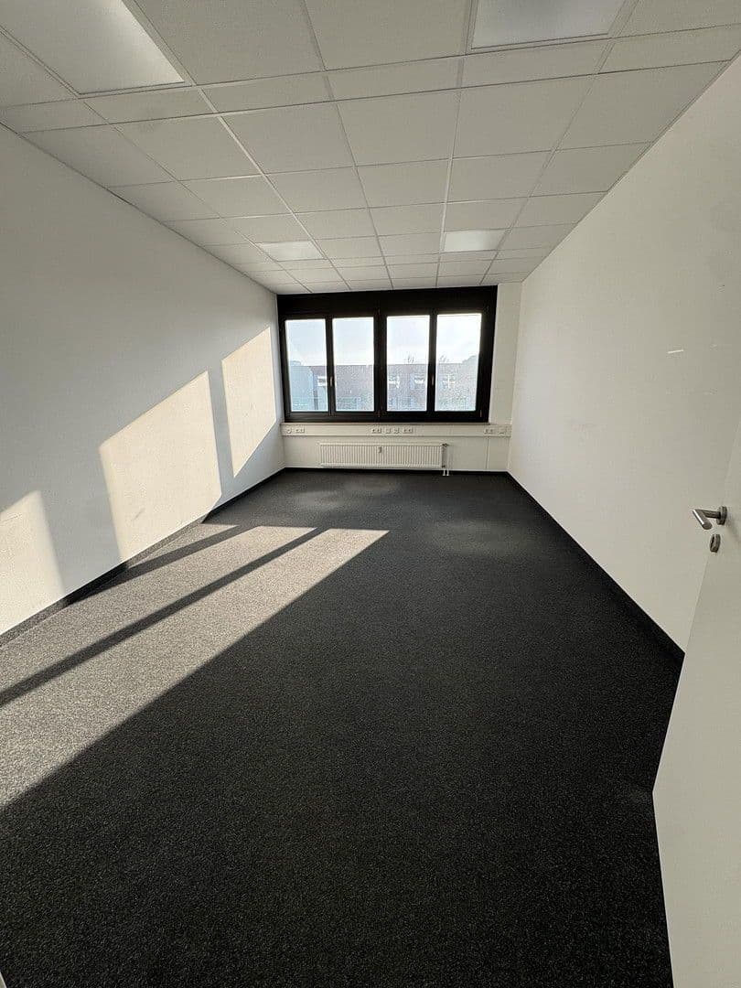 Pronájem kanceláře 370 m², Bahnhofstr. 18, Unterföhring, Bavorsko Pronájem kanceláře 370 m², Bahnhofstr. 18, Unterföhring, Bavorsko