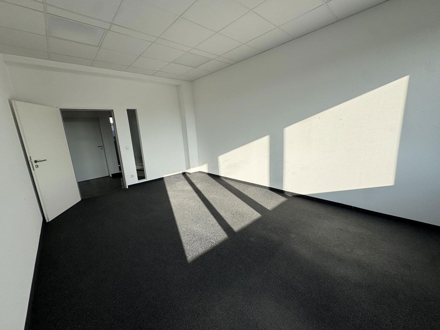 Pronájem kanceláře 370 m², Bahnhofstr. 18, Unterföhring, Bavorsko Pronájem kanceláře 370 m², Bahnhofstr. 18, Unterföhring, Bavorsko