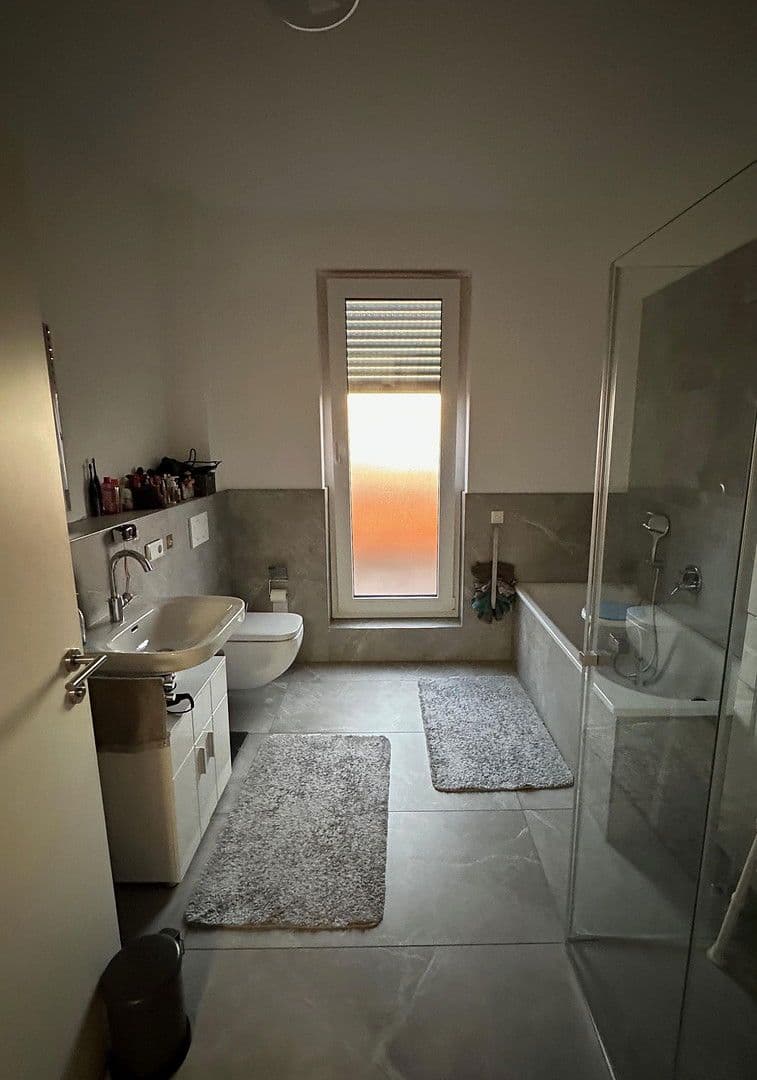 Pronájem bytu 4+1 132 m², Prinz-Ferdiand-Str. 144, Krefeld, Severní Porýní-Vestfálsko Pronájem bytu 4+1 132 m², Prinz-Ferdiand-Str. 144, Krefeld, Severní Porýní-Vestfálsko