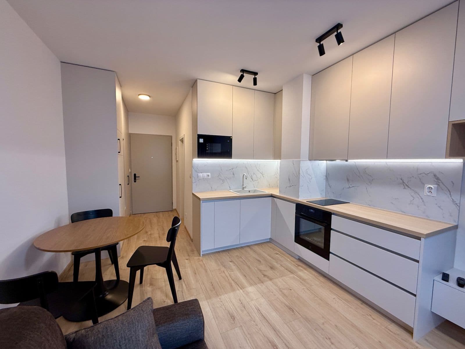 Pronájem bytu 1+1 29 m², Slnečnicová, Rovinka, Bratislavský kraj Pronájem bytu 1+1 29 m², Slnečnicová, Rovinka, Bratislavský kraj