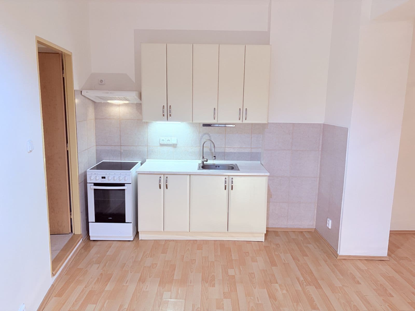 Prodej bytu 1+kk 38 m², Varšavská, Praha, Praha Prodej bytu 1+kk 38 m², Varšavská, Praha, Praha