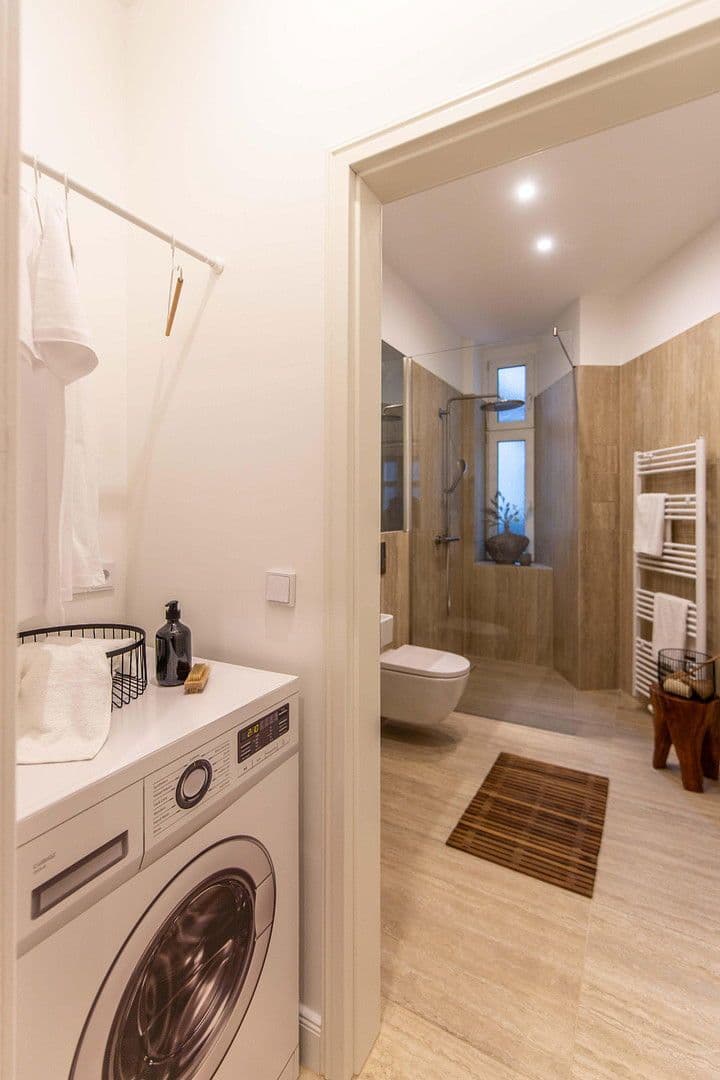 Prodej bytu 4+1 85 m², Düsseldorfer Straße 14, Berlin, Berlín Prodej bytu 4+1 85 m², Düsseldorfer Straße 14, Berlin, Berlín