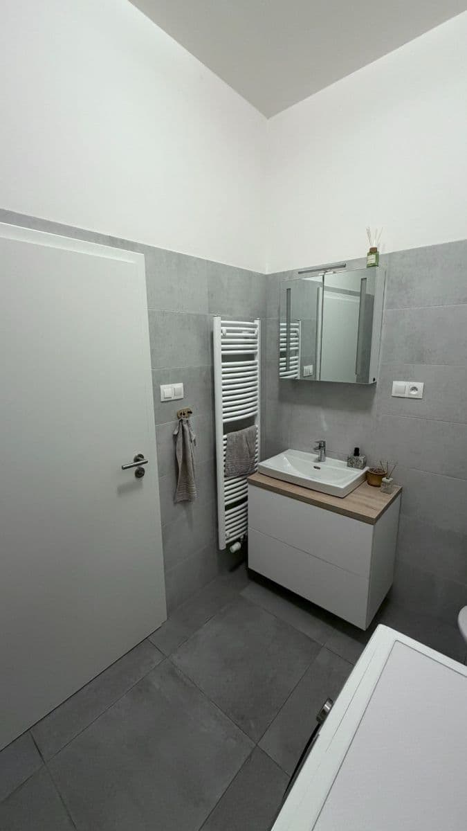 Pronájem bytu 1+kk 38 m², Velvarská, Horoměřice, Středočeský kraj Pronájem bytu 1+kk 38 m², Velvarská, Horoměřice, Středočeský kraj