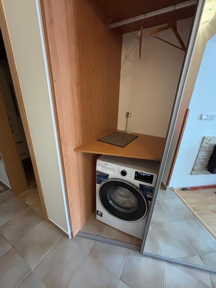 Pronájem bytu 3+kk 78 m², Jana Morávka, Jílové u Prahy, Středočeský kraj Pronájem bytu 3+kk 78 m², Jana Morávka, Jílové u Prahy, Středočeský kraj