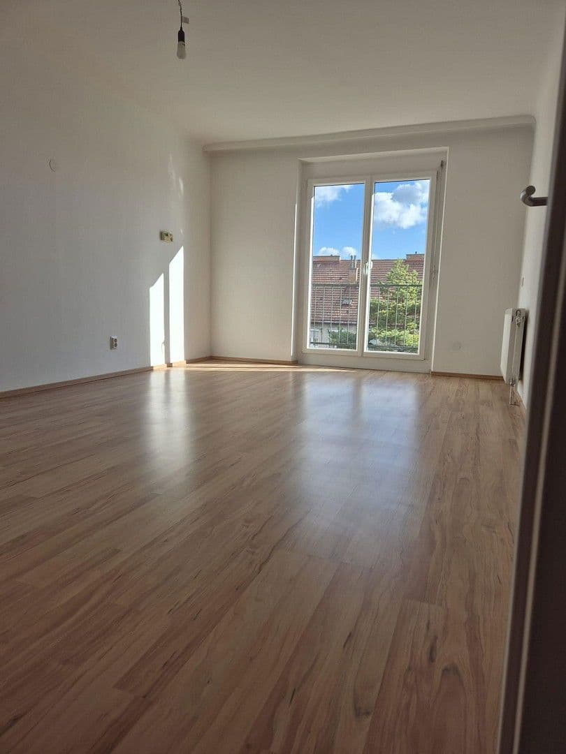 Pronájem bytu 3+1 70 m², Schwechat, Dolní Rakousko Pronájem bytu 3+1 70 m², Schwechat, Dolní Rakousko