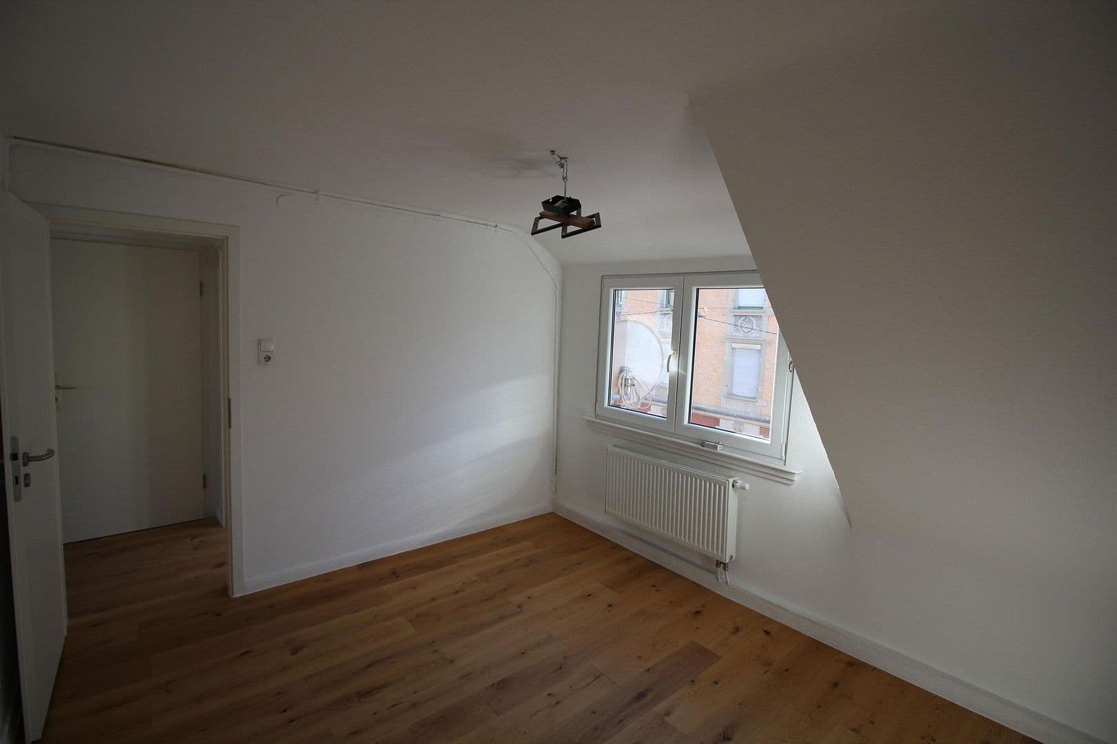 Pronájem bytu 3+1 48 m², Stuttgart, Bádensko-Württembersko Pronájem bytu 3+1 48 m², Stuttgart, Bádensko-Württembersko