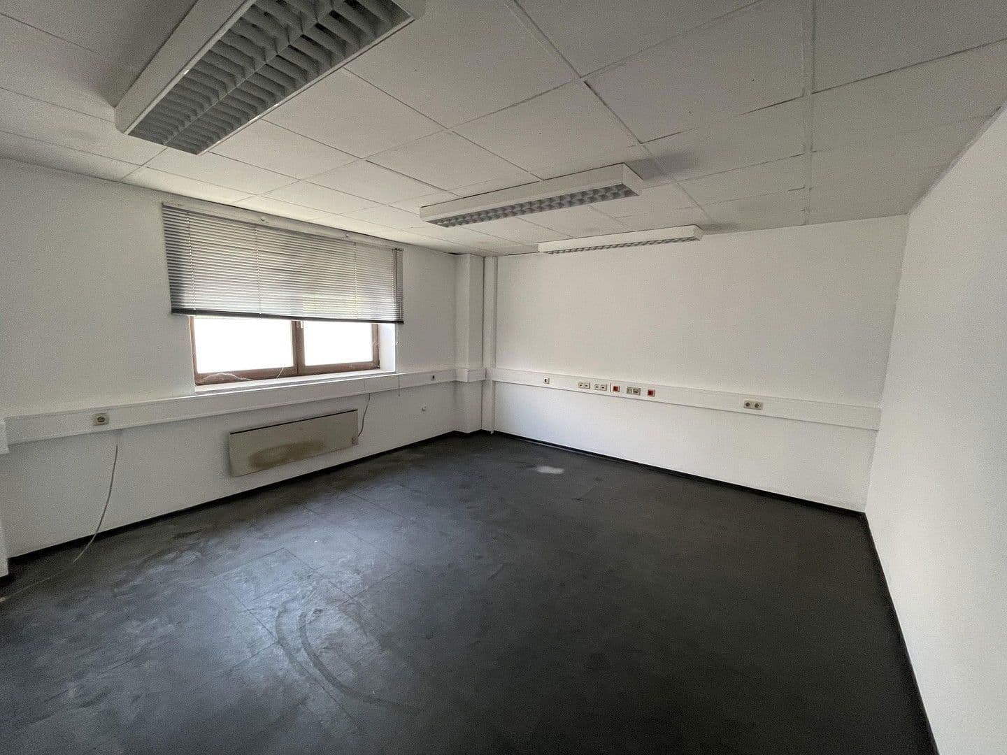 Pronájem nebytového prostoru 5.830 m², Im Gewerbepark 1, Hunderdorf, Bavorsko Pronájem nebytového prostoru 5.830 m², Im Gewerbepark 1, Hunderdorf, Bavorsko