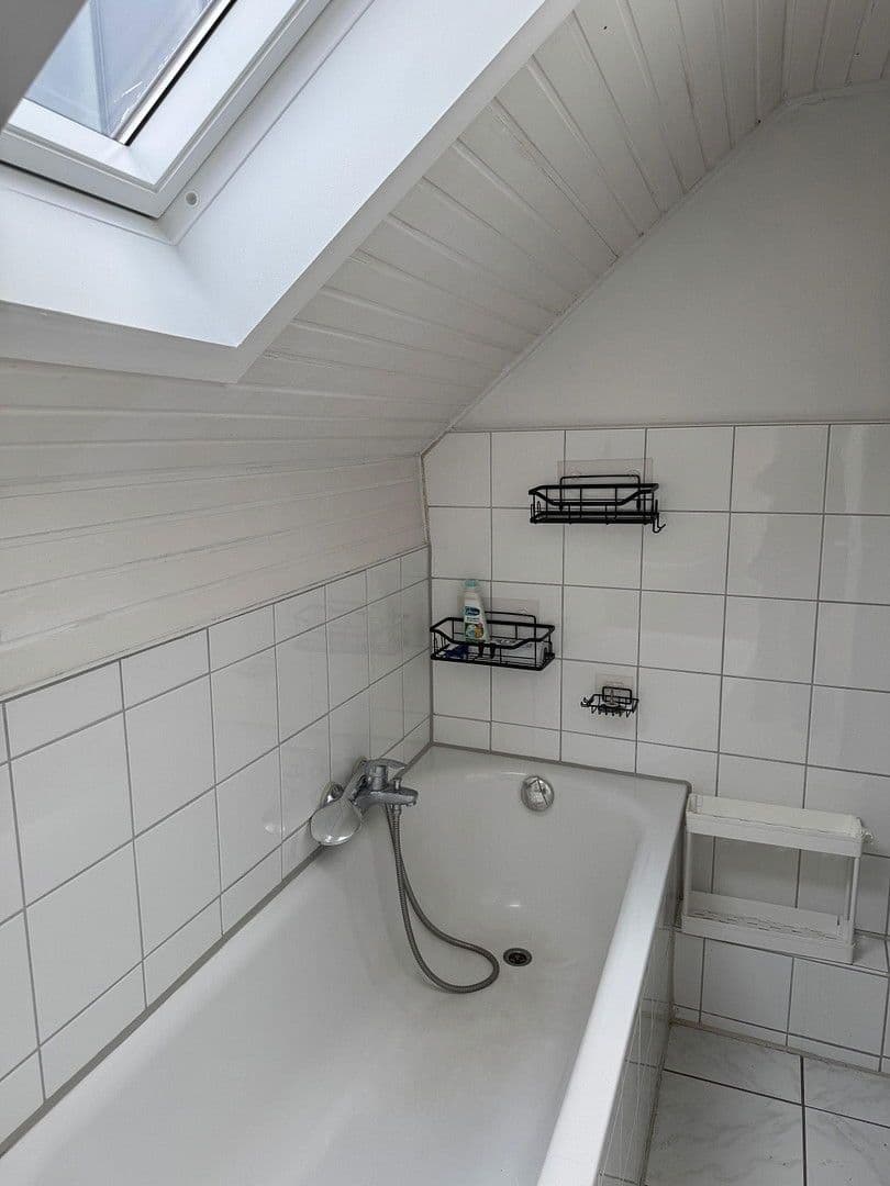 Pronájem bytu 1+1 24 m², Albertstr. 109, Düsseldorf, Severní Porýní-Vestfálsko Pronájem bytu 1+1 24 m², Albertstr. 109, Düsseldorf, Severní Porýní-Vestfálsko