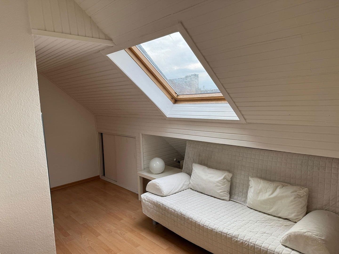 Pronájem bytu 1+1 24 m², Albertstr. 109, Düsseldorf, Severní Porýní-Vestfálsko Pronájem bytu 1+1 24 m², Albertstr. 109, Düsseldorf, Severní Porýní-Vestfálsko