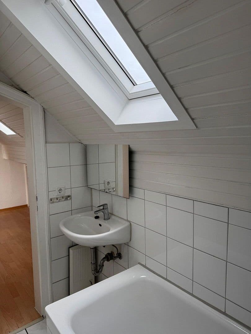 Pronájem bytu 1+1 24 m², Albertstr. 109, Düsseldorf, Severní Porýní-Vestfálsko Pronájem bytu 1+1 24 m², Albertstr. 109, Düsseldorf, Severní Porýní-Vestfálsko