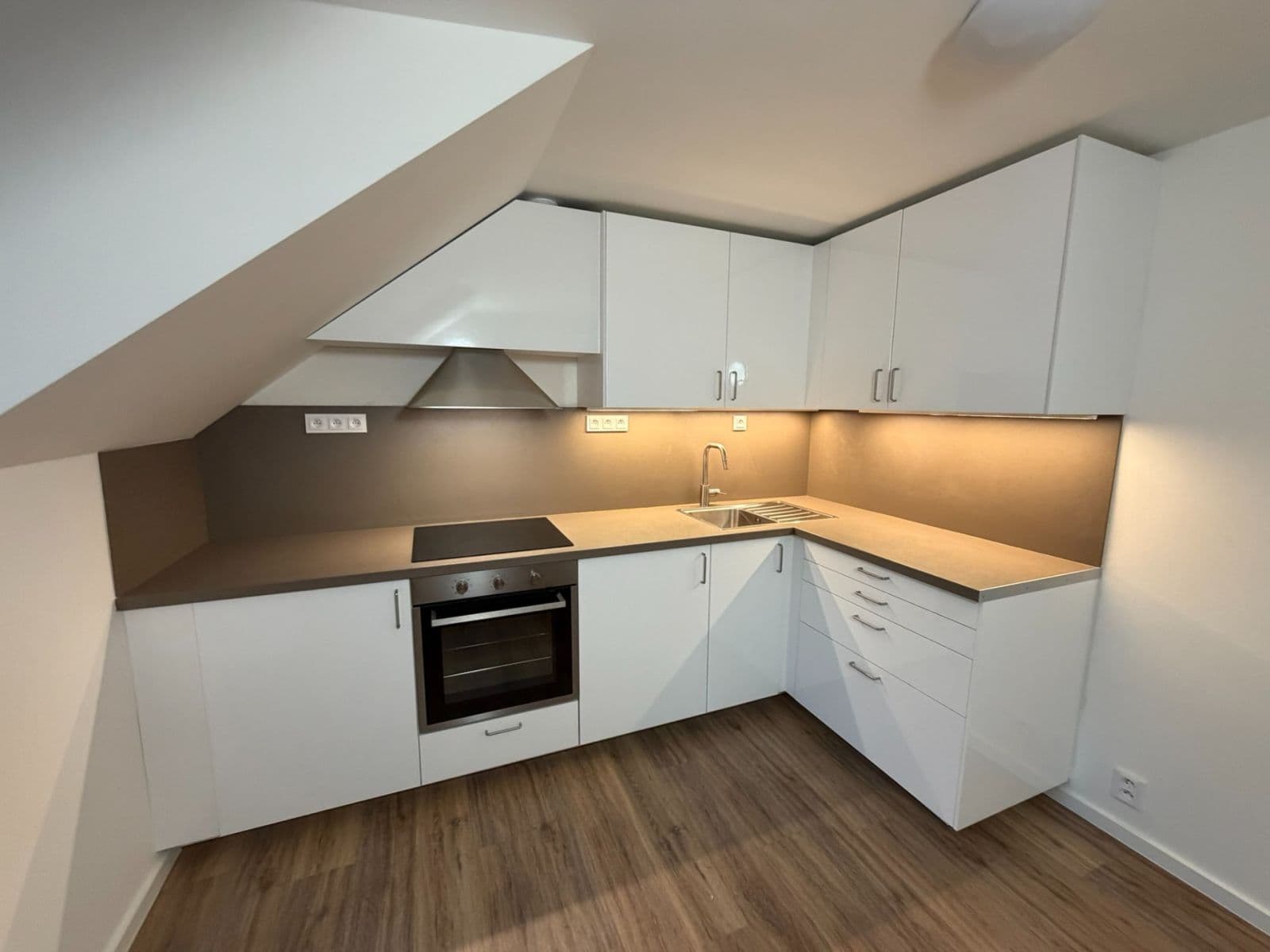 Pronájem bytu 2+kk 50 m², Alešova, Ústí nad Labem, Ústecký kraj Pronájem bytu 2+kk 50 m², Alešova, Ústí nad Labem, Ústecký kraj