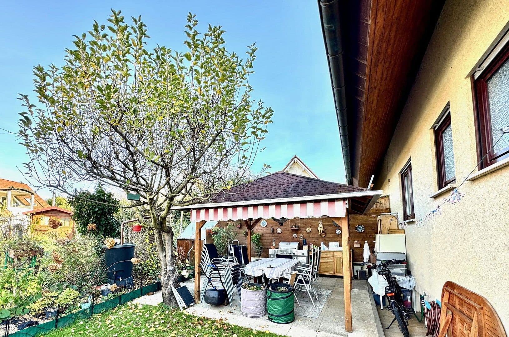 Prodej domu 220 m², pozemek 348 m², Am Nußbach, 3, Ebringen, Bádensko-Württembersko Prodej domu 220 m², pozemek 348 m², Am Nußbach, 3, Ebringen, Bádensko-Württembersko