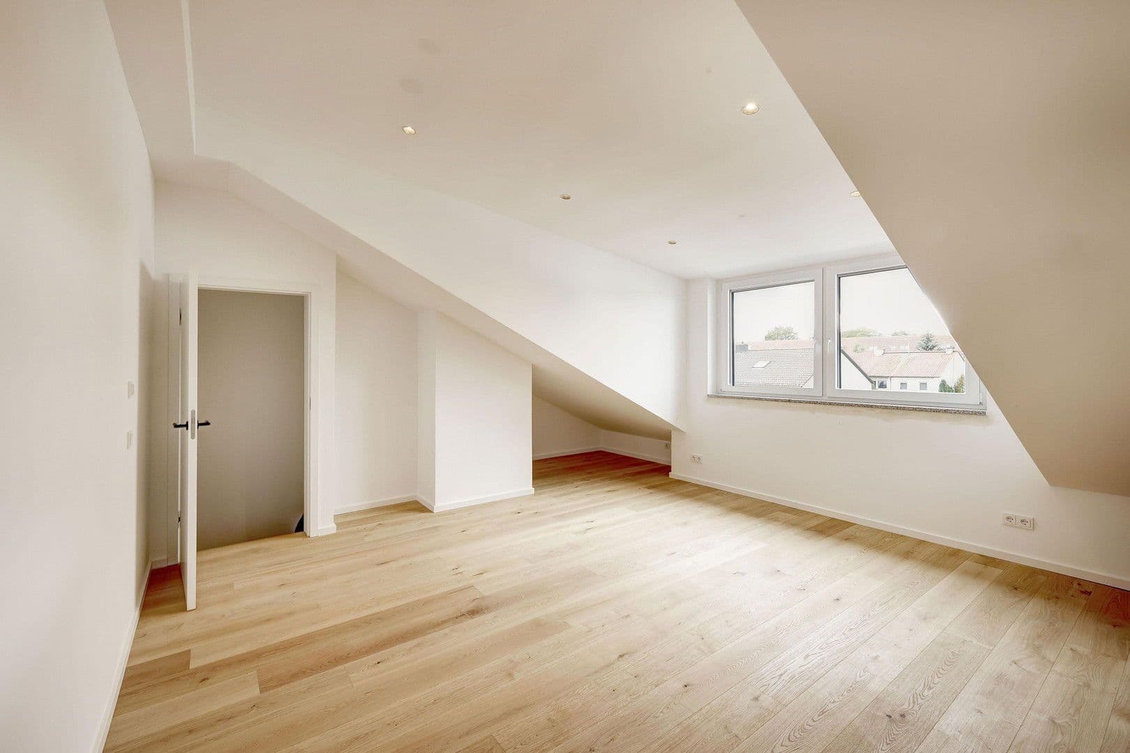 Pronájem domu 135 m², pozemek 102 m², München, Bavorsko Pronájem domu 135 m², pozemek 102 m², München, Bavorsko