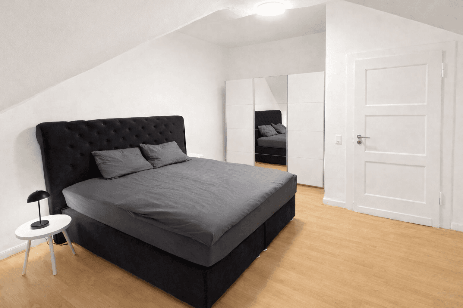 Pronájem bytu 2+1 72 m², Düsseldorf, Severní Porýní-Vestfálsko Pronájem bytu 2+1 72 m², Düsseldorf, Severní Porýní-Vestfálsko