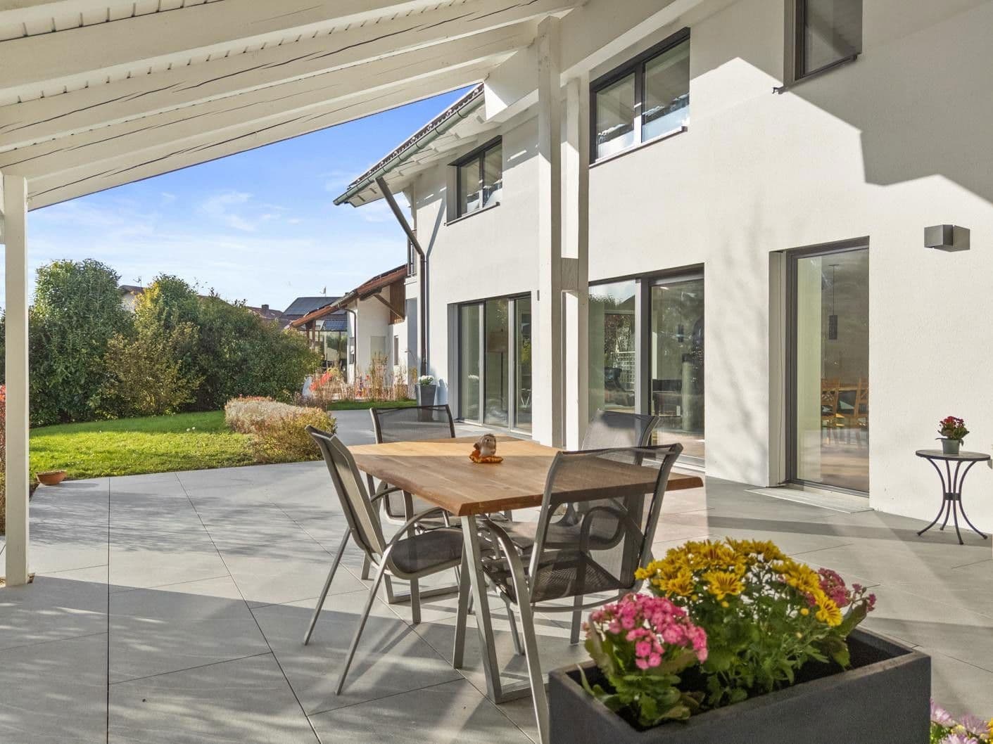 Prodej domu 303 m², pozemek 1.035 m², Bürgermeister-Huber-Straße 21, Loiching, Bavorsko Prodej domu 303 m², pozemek 1.035 m², Bürgermeister-Huber-Straße 21, Loiching, Bavorsko