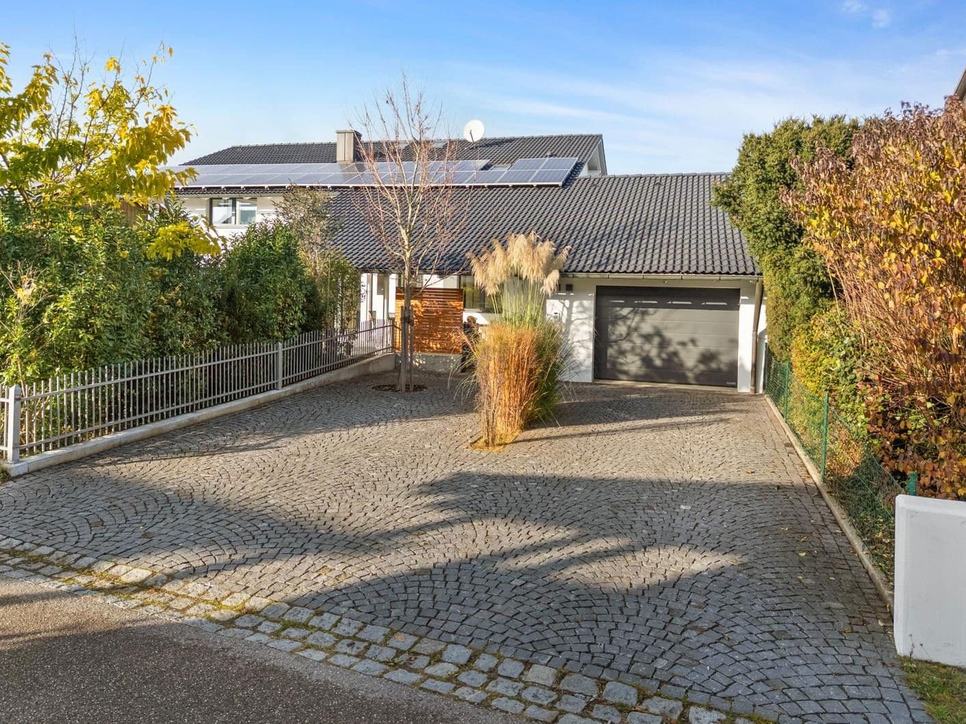 Prodej domu 303 m², pozemek 1.035 m², Bürgermeister-Huber-Straße 21, Loiching, Bavorsko Prodej domu 303 m², pozemek 1.035 m², Bürgermeister-Huber-Straße 21, Loiching, Bavorsko