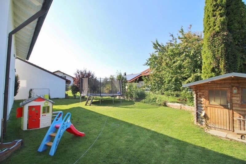 Prodej domu 303 m², pozemek 1.035 m², Bürgermeister-Huber-Straße 21, Loiching, Bavorsko Prodej domu 303 m², pozemek 1.035 m², Bürgermeister-Huber-Straße 21, Loiching, Bavorsko