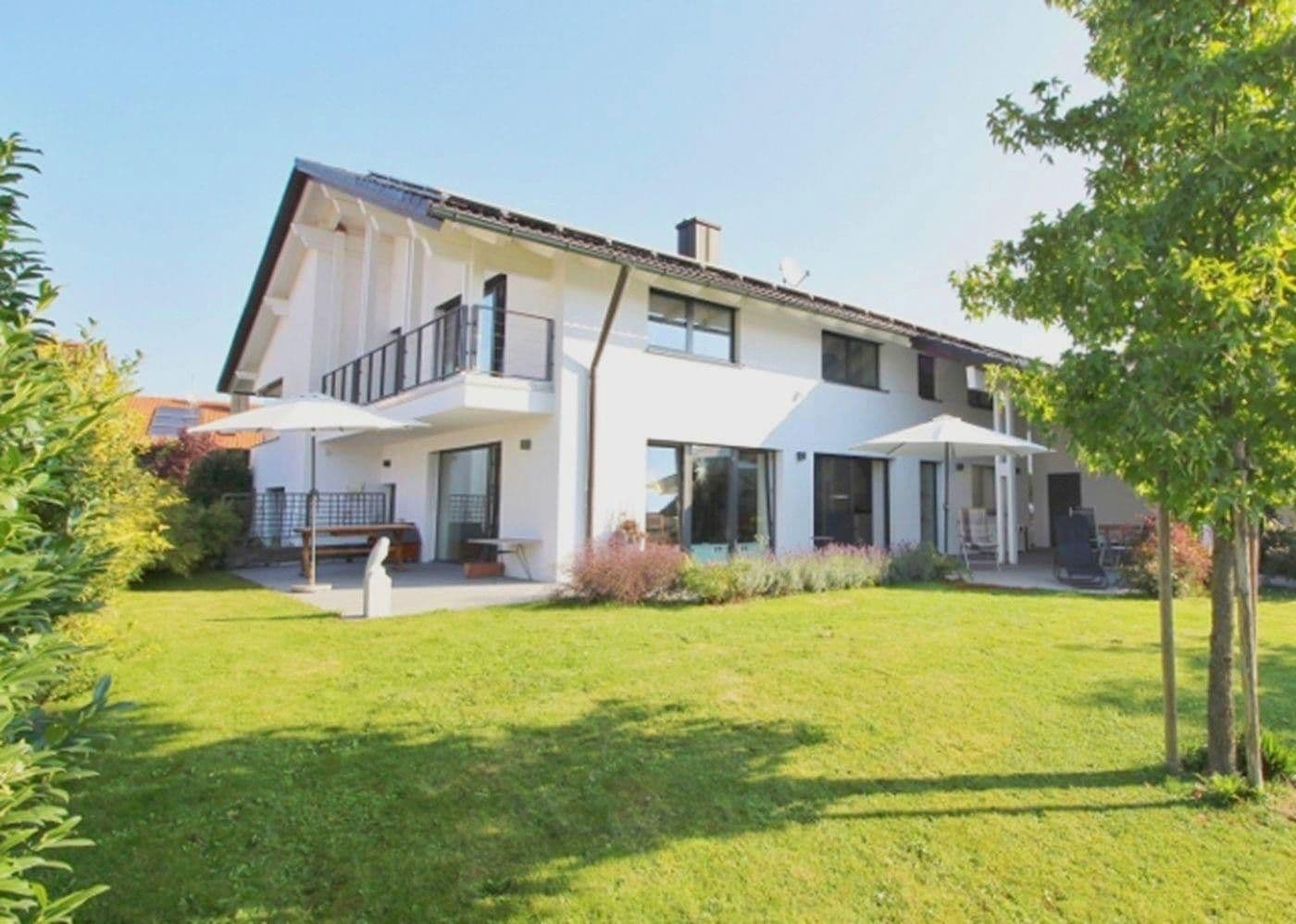 Prodej domu 303 m², pozemek 1.035 m², Bürgermeister-Huber-Straße 21, Loiching, Bavorsko Prodej domu 303 m², pozemek 1.035 m², Bürgermeister-Huber-Straße 21, Loiching, Bavorsko