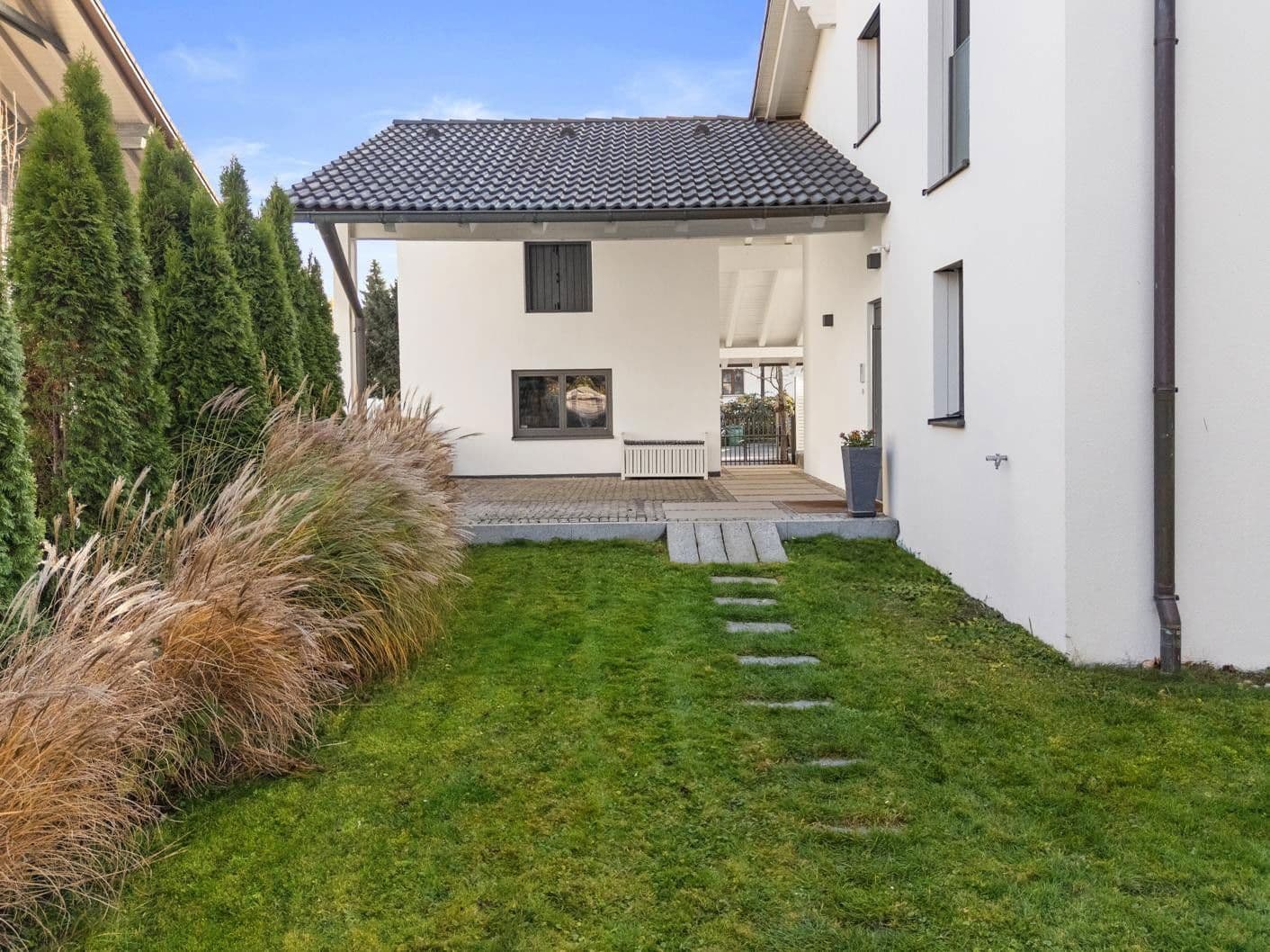 Prodej domu 303 m², pozemek 1.035 m², Bürgermeister-Huber-Straße 21, Loiching, Bavorsko Prodej domu 303 m², pozemek 1.035 m², Bürgermeister-Huber-Straße 21, Loiching, Bavorsko