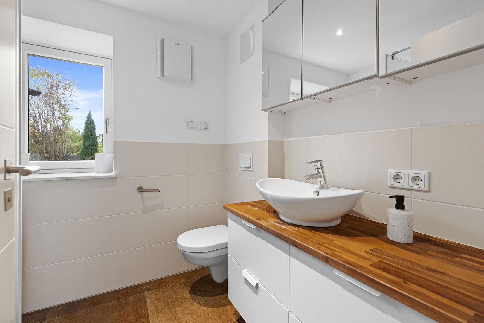 Prodej domu 303 m², pozemek 1.035 m², Bürgermeister-Huber-Straße 21, Loiching, Bavorsko Prodej domu 303 m², pozemek 1.035 m², Bürgermeister-Huber-Straße 21, Loiching, Bavorsko