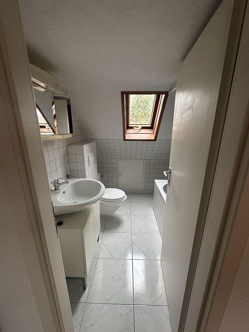 Pronájem domu 128 m², pozemek 71 m², Stuttgart, Bádensko-Württembersko Pronájem domu 128 m², pozemek 71 m², Stuttgart, Bádensko-Württembersko