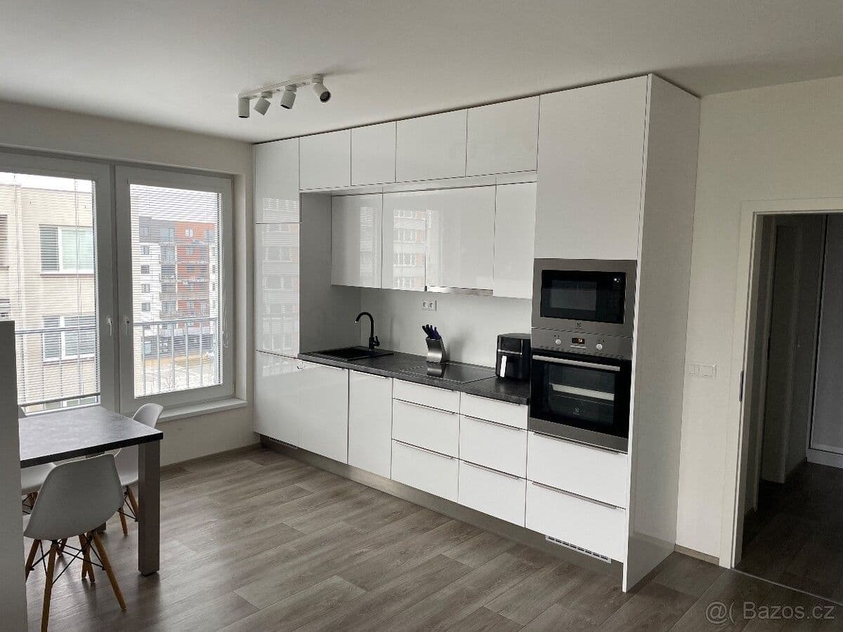 Pronájem bytu 1+kk 53 m², Na Spravedlnosti, Pardubice, Pardubický kraj Pronájem bytu 1+kk 53 m², Na Spravedlnosti, Pardubice, Pardubický kraj