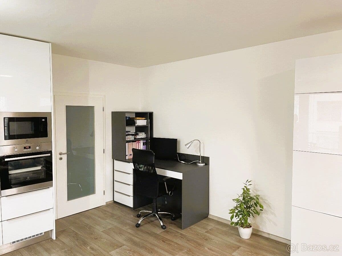 Pronájem bytu 1+kk 53 m², Na Spravedlnosti, Pardubice, Pardubický kraj Pronájem bytu 1+kk 53 m², Na Spravedlnosti, Pardubice, Pardubický kraj