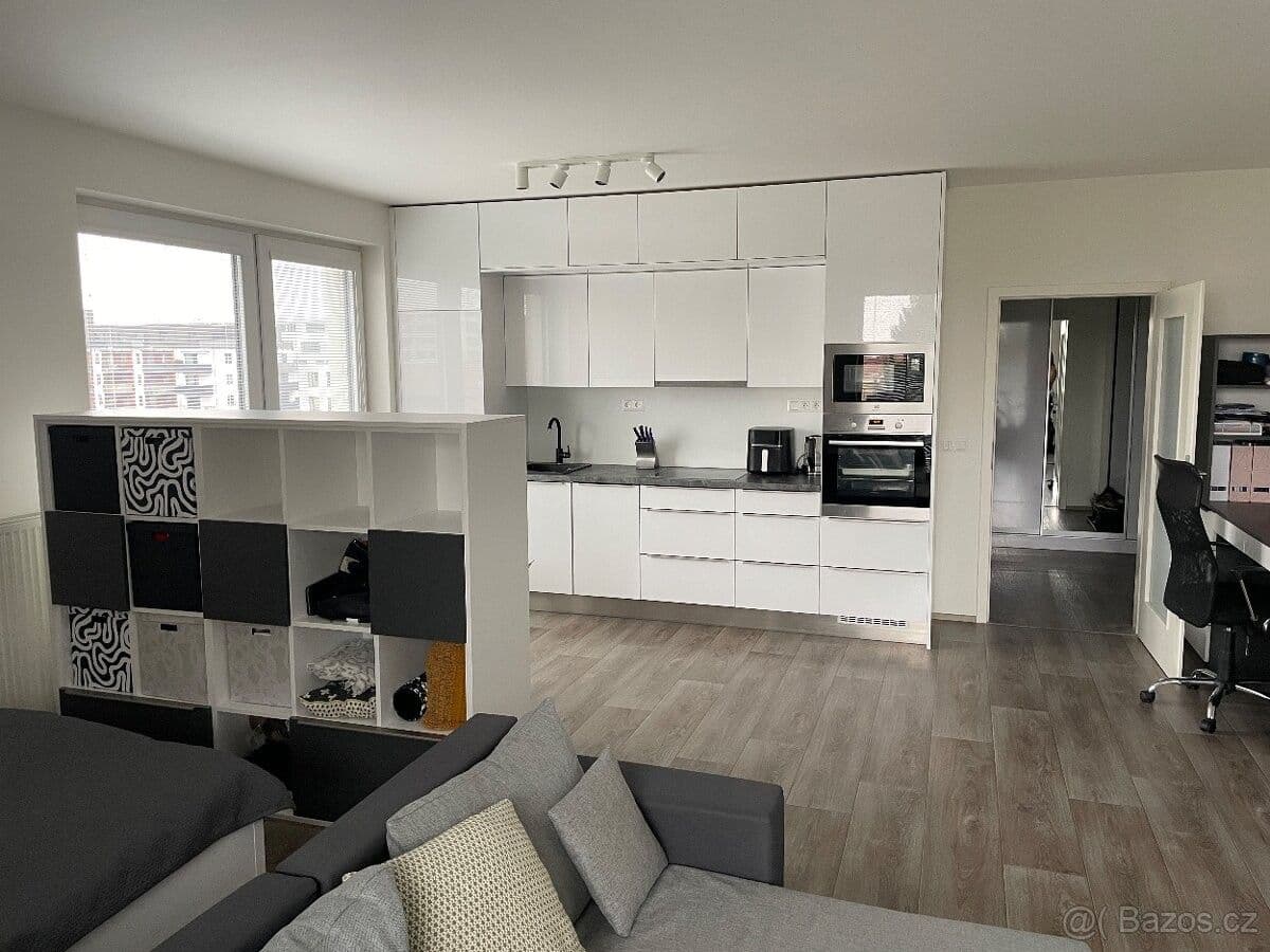 Pronájem bytu 1+kk 53 m², Na Spravedlnosti, Pardubice, Pardubický kraj Pronájem bytu 1+kk 53 m², Na Spravedlnosti, Pardubice, Pardubický kraj