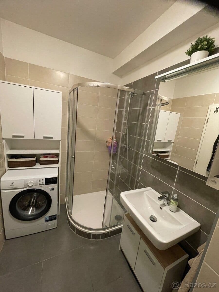 Pronájem bytu 1+kk 53 m², Na Spravedlnosti, Pardubice, Pardubický kraj Pronájem bytu 1+kk 53 m², Na Spravedlnosti, Pardubice, Pardubický kraj