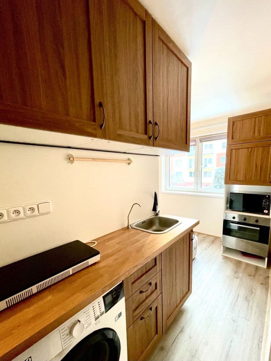 Pronájem bytu 1+1 32 m², Spojovací, Milovice, Středočeský kraj Pronájem bytu 1+1 32 m², Spojovací, Milovice, Středočeský kraj