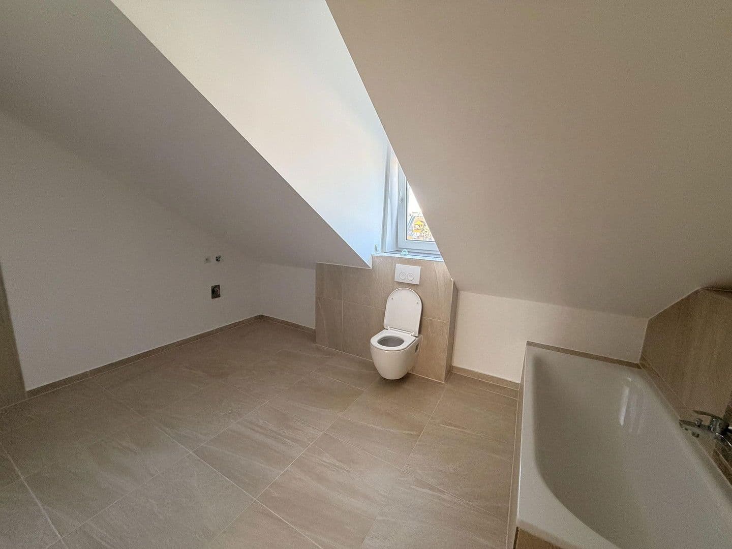 Pronájem bytu 4+1 144 m², Neuhofer Straße 45, Mannheim, Bádensko-Württembersko Pronájem bytu 4+1 144 m², Neuhofer Straße 45, Mannheim, Bádensko-Württembersko