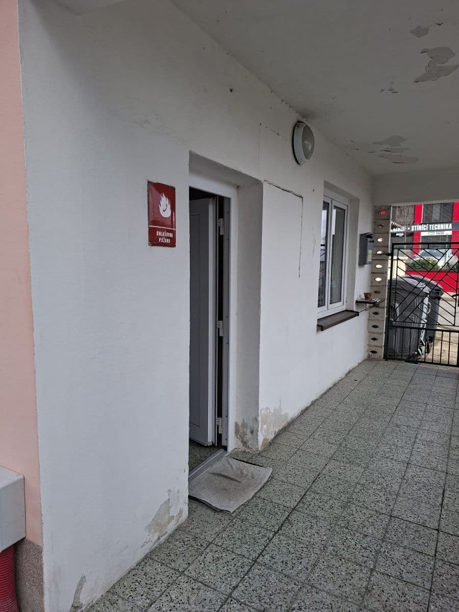 Pronájem nebytového prostoru 20 m², Pod Hájem, Králův Dvůr, Středočeský kraj Pronájem nebytového prostoru 20 m², Pod Hájem, Králův Dvůr, Středočeský kraj