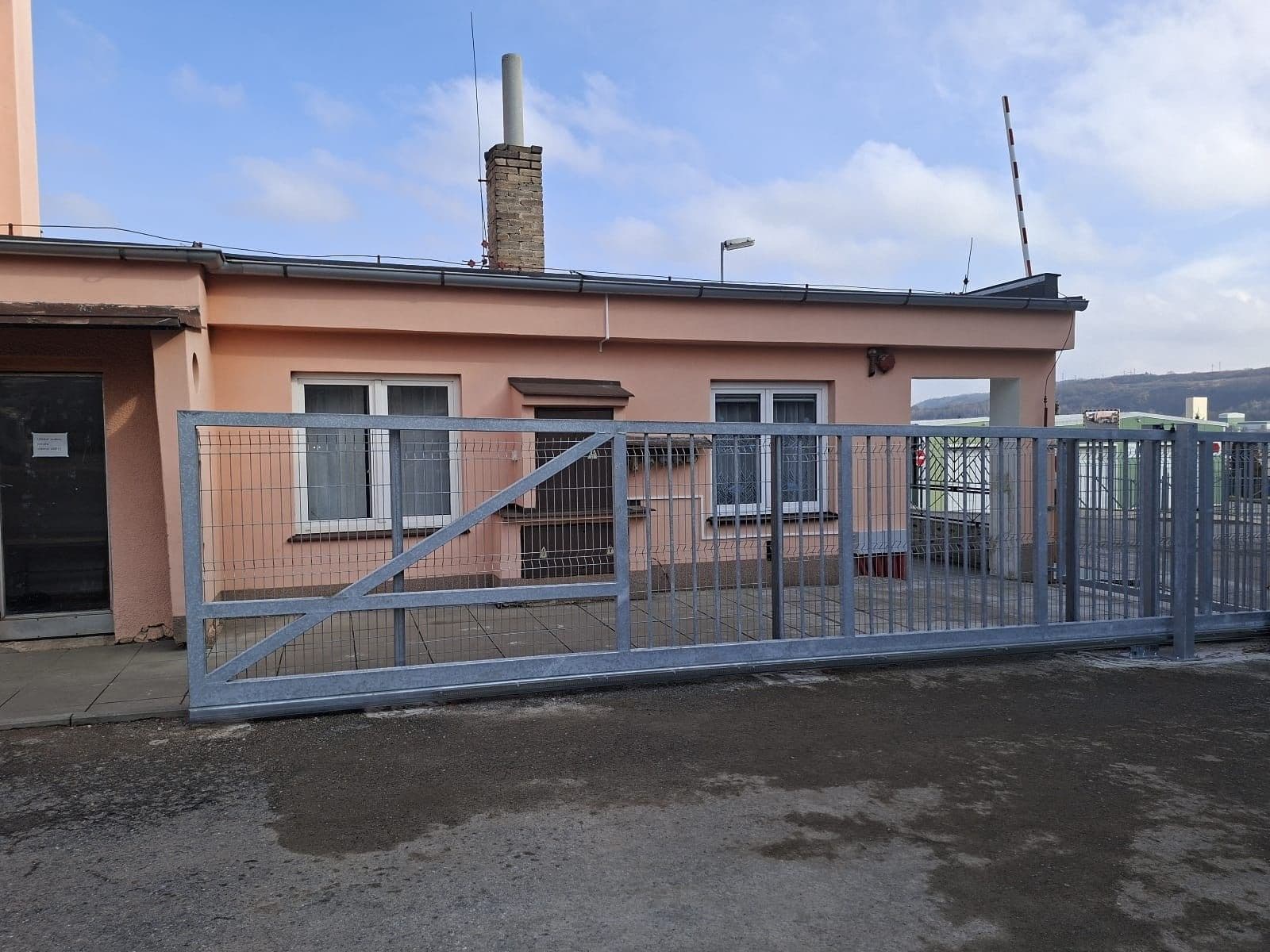 Pronájem nebytového prostoru 20 m², Pod Hájem, Králův Dvůr, Středočeský kraj Pronájem nebytového prostoru 20 m², Pod Hájem, Králův Dvůr, Středočeský kraj