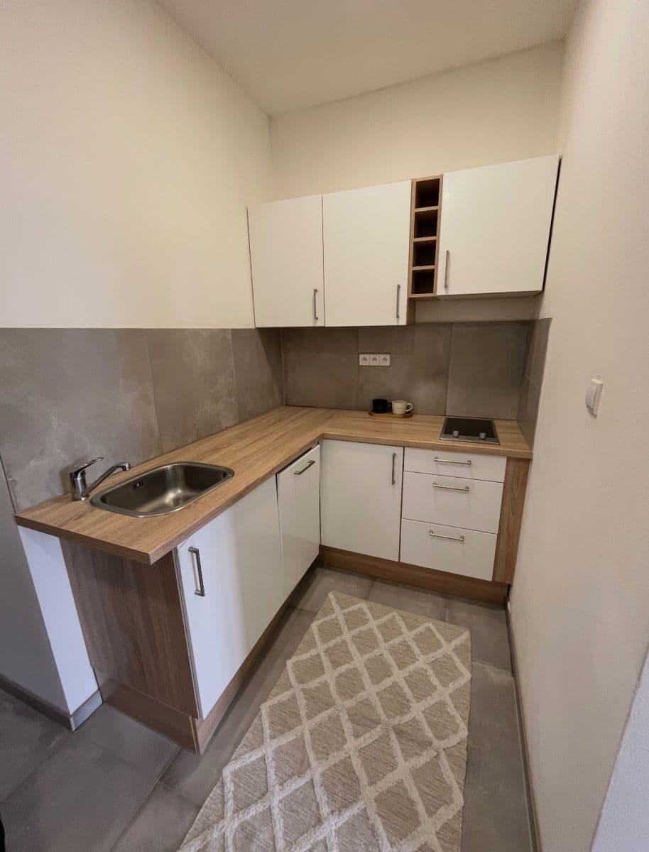 Pronájem bytu 1+1 33 m², Komárovská, Brno, Jihomoravský kraj Pronájem bytu 1+1 33 m², Komárovská, Brno, Jihomoravský kraj