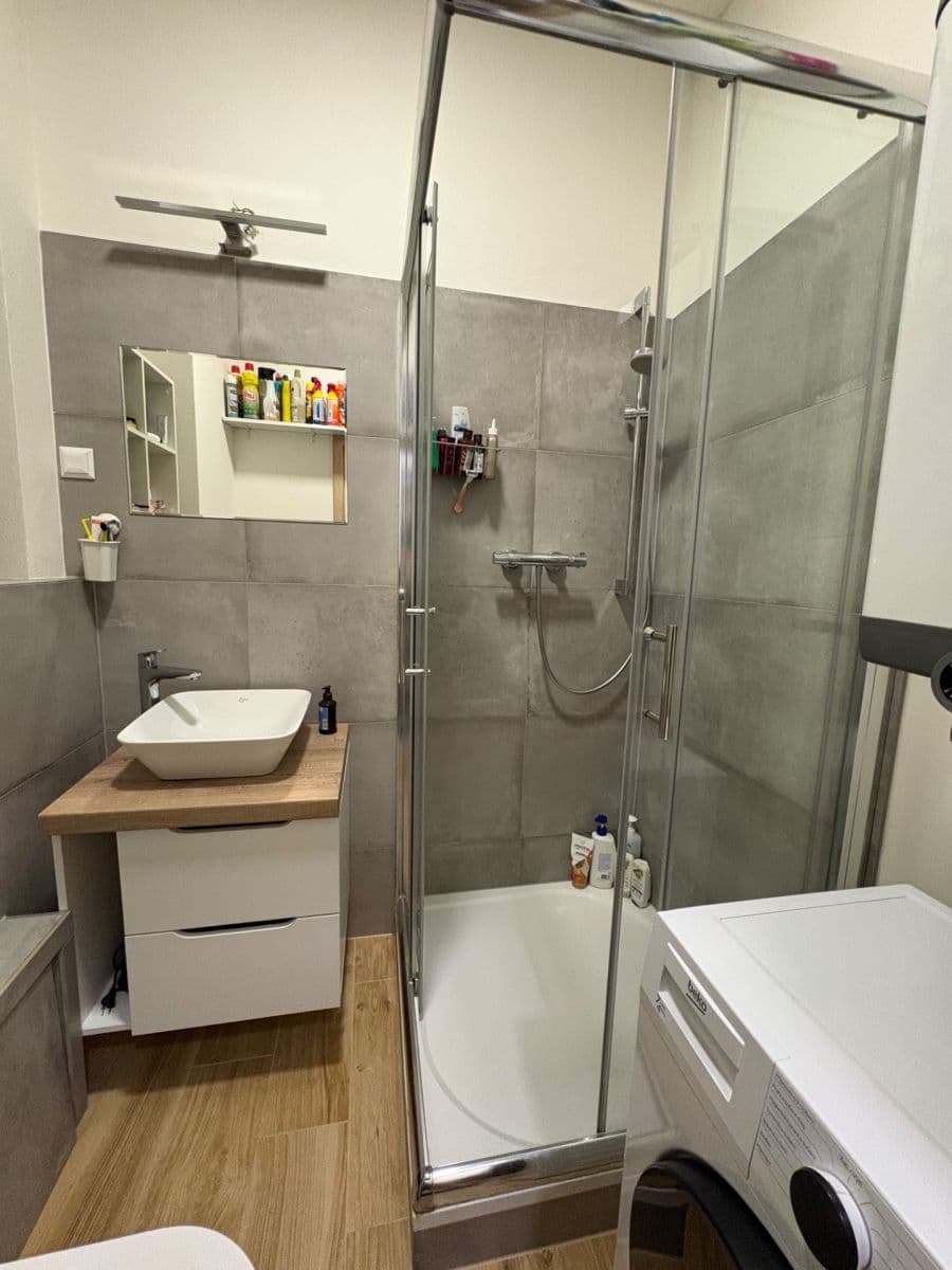 Pronájem bytu 1+1 33 m², Komárovská, Brno, Jihomoravský kraj Pronájem bytu 1+1 33 m², Komárovská, Brno, Jihomoravský kraj