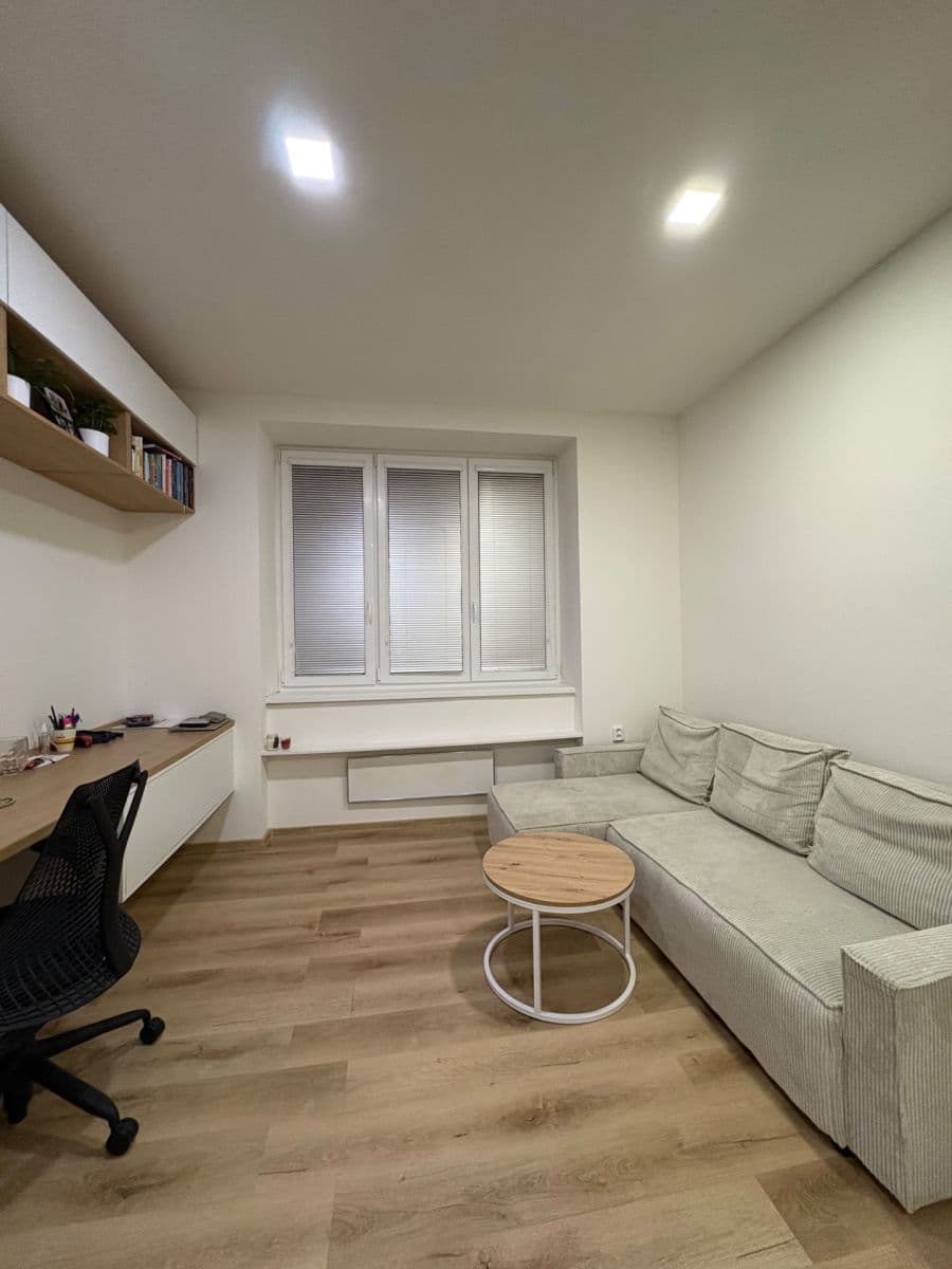 Pronájem bytu 1+1 33 m², Komárovská, Brno, Jihomoravský kraj Pronájem bytu 1+1 33 m², Komárovská, Brno, Jihomoravský kraj