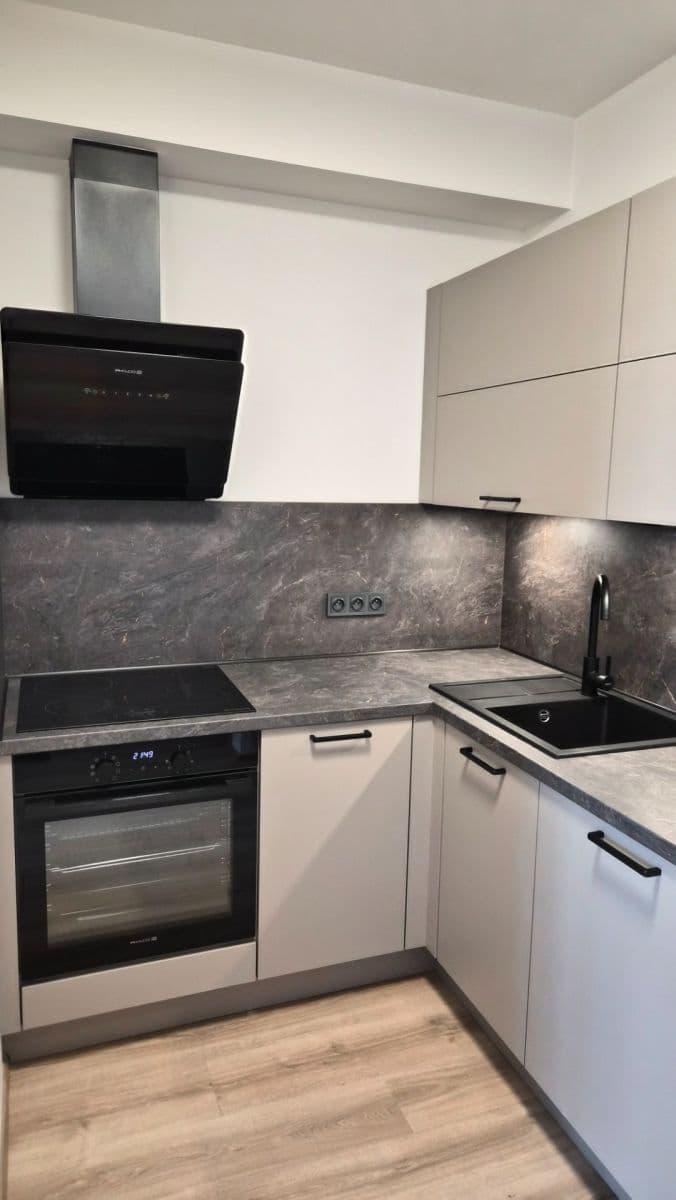 Pronájem bytu 1+kk 38 m², Nádražní, Kralupy nad Vltavou, Středočeský kraj Pronájem bytu 1+kk 38 m², Nádražní, Kralupy nad Vltavou, Středočeský kraj