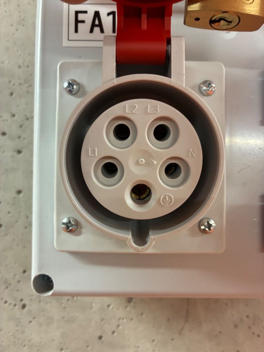 Pronájem garáže 37 m², Zásadská, Praha, Praha Pronájem garáže 37 m², Zásadská, Praha, Praha