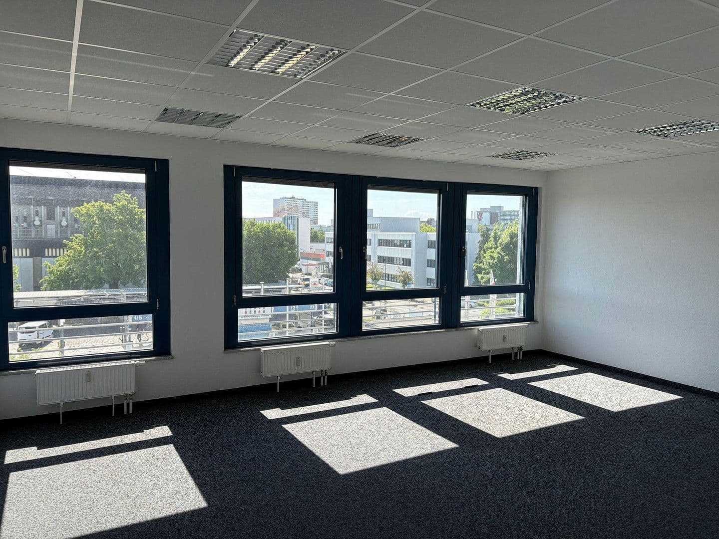 Pronájem kanceláře 84 m², Berner Str. 71, Frankfurt - Nieder-Eschbach, Hessen Pronájem kanceláře 84 m², Berner Str. 71, Frankfurt - Nieder-Eschbach, Hessen