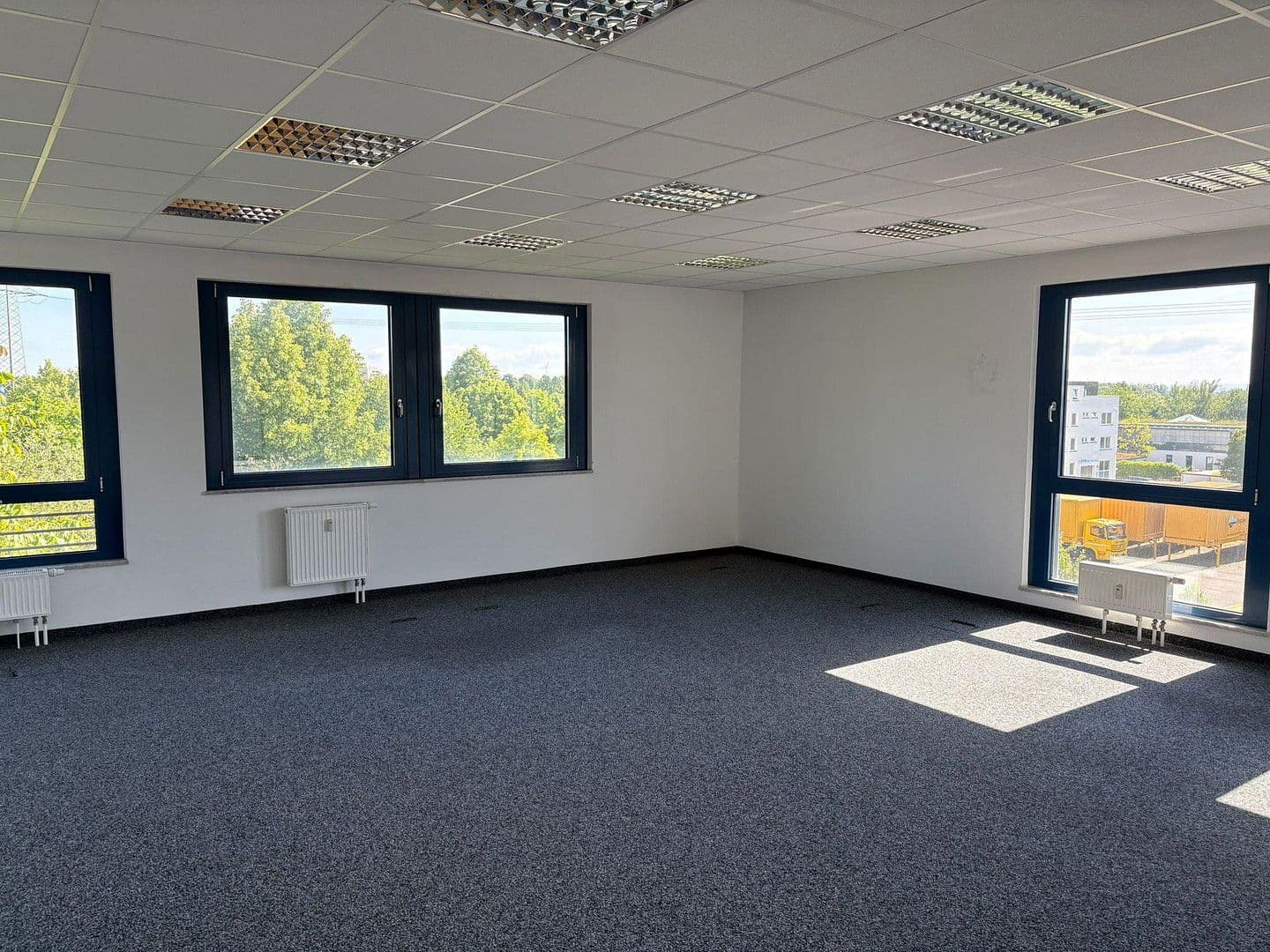 Pronájem kanceláře 84 m², Berner Str. 71, Frankfurt - Nieder-Eschbach, Hessen Pronájem kanceláře 84 m², Berner Str. 71, Frankfurt - Nieder-Eschbach, Hessen