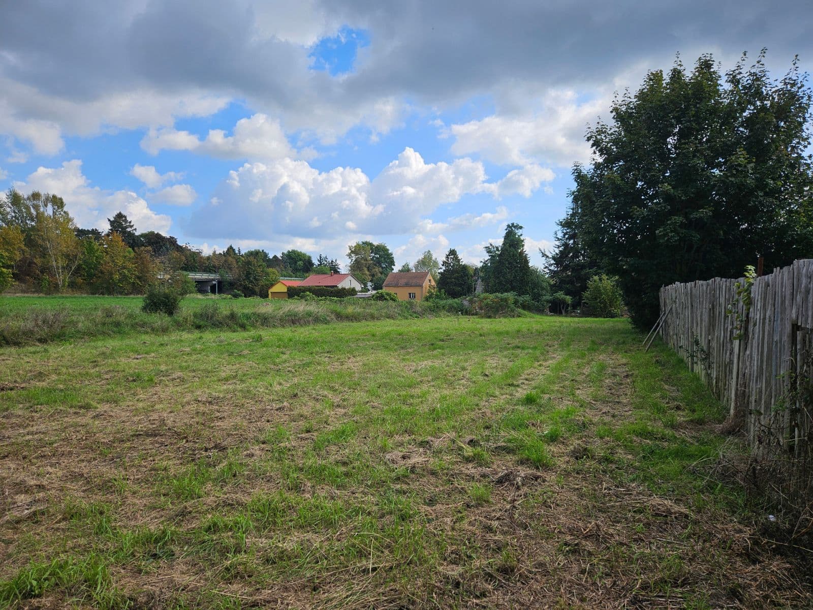 Prodej pozemku 1.141 m², Mělník, Středočeský kraj Prodej pozemku 1.141 m², Mělník, Středočeský kraj