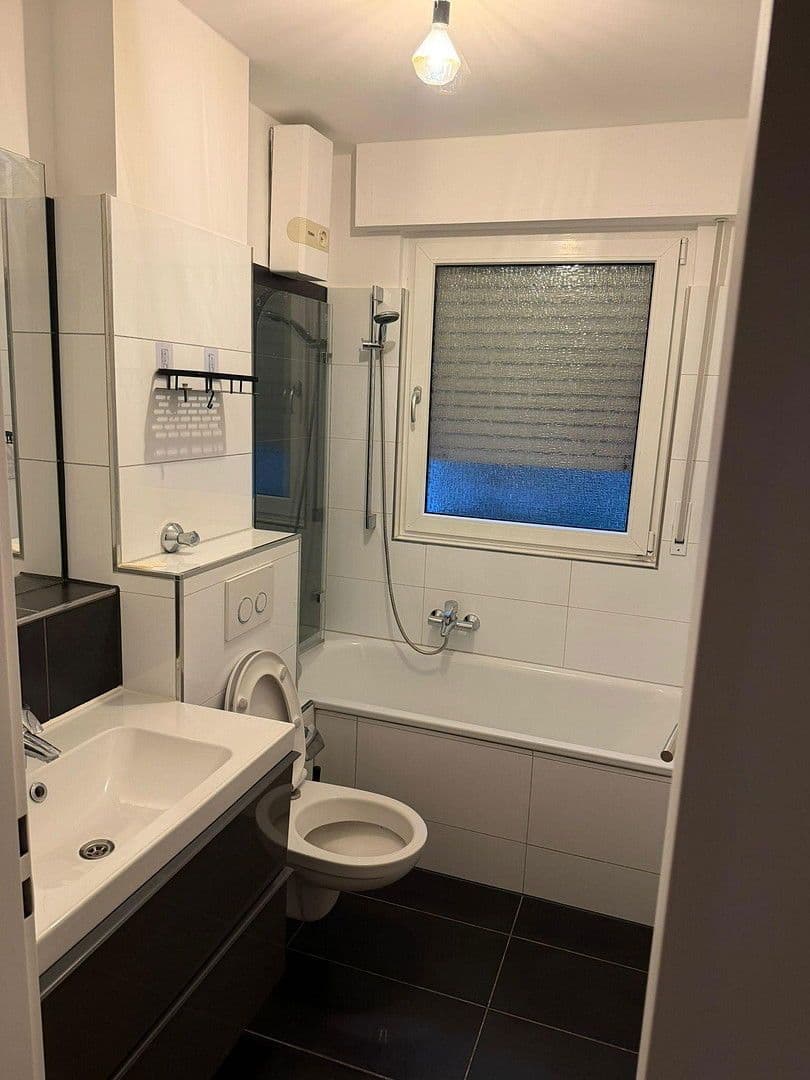 Pronájem bytu 3+1 84 m², Düsseldorf, Severní Porýní-Vestfálsko Pronájem bytu 3+1 84 m², Düsseldorf, Severní Porýní-Vestfálsko